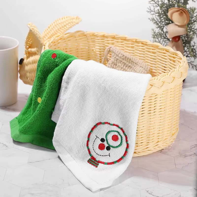 Beeinch Weihnachtliches Mikrofaser-Handtuch in Santa-Kuchen-Form, Saugfähig, Mehrfarbig - Bild 4