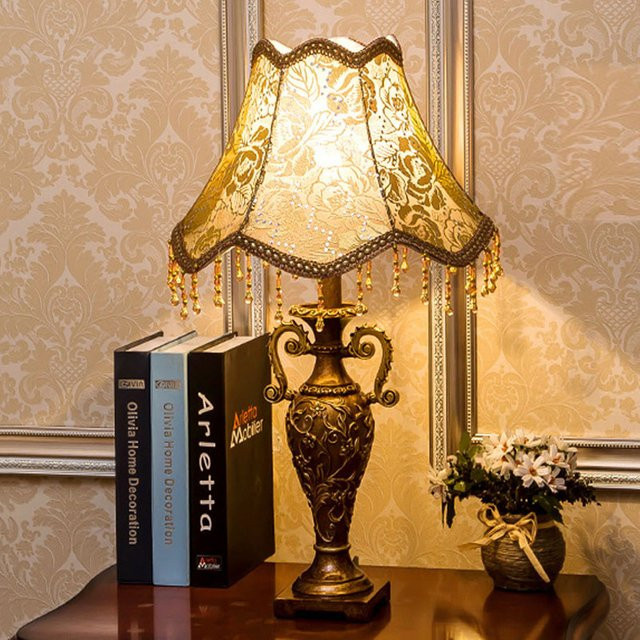 Vecli Retro-Tischlampe aus Harz und Stoff in Gold/Messing mit warmweißem Licht für Wohnzimmer und Schlafzimmer - Bild 1