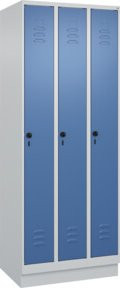 C+P Spind Classic PLUS Garderobenschrank mit 3 Abteilen, Sockel, Lichtgrau und Fernblau, H x B x T: 195 x 75 x 50 cm