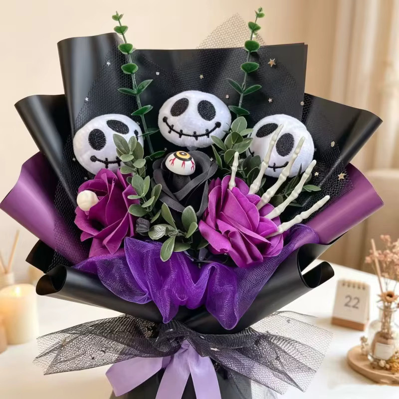 Aoger Halloween Totenkopf Plüschpuppe mit künstlichen Blumen und Spinnen als kreative Handgemachte Tischdekoration - Bild 3
