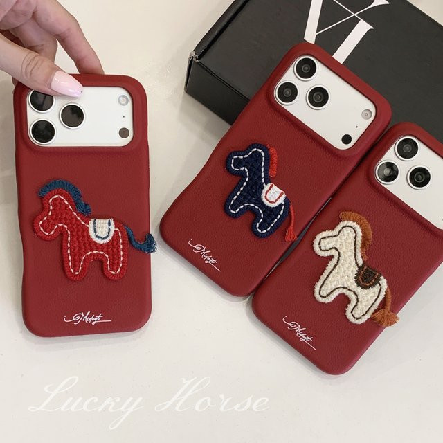 Handyhülle für iPhone 17 16 15 14 13 Pro Max aus rotem Kunstleder mit bestickter Pferdedekoration im Retro-Design - Bild 1