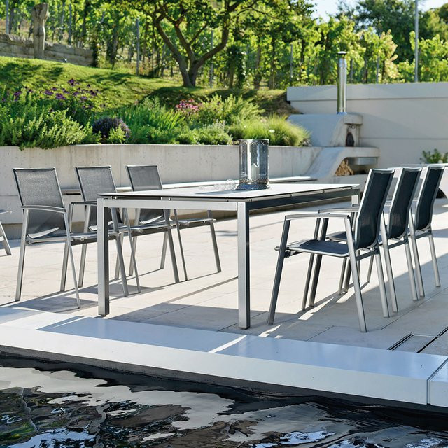 Stern NEW TOP Stapelsessel Set aus Aluminium in Graphit mit Textilbezug Silbergrau und Tisch in Zement Hell, B/T/H: 200 x 100 cm - Bild 1