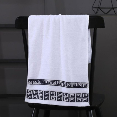 Weißes Baumwollhandtuch mit geometrischer Bestickung, B/H: 35 x 75 cm