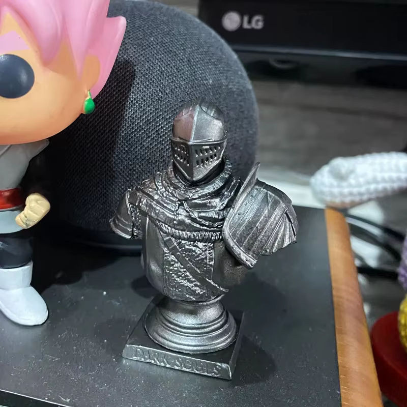 Bandai Dark Souls Solaire of Astora Figur – Detailierte Büste Statue in silberner Halblanger Rüstung aus Kunstharz - Bild 1
