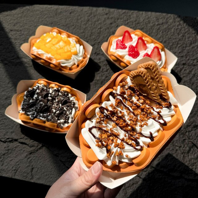 Simulation Ei-Waffel Modell aus Kunststoff in Orange und Multicolour als Dessert-Display-Requisit - Bild 1