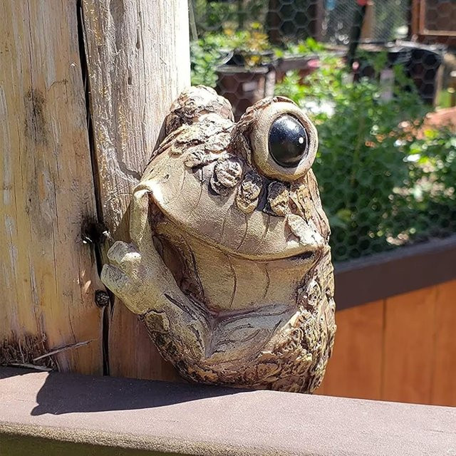 Dekorative Frosch-Figur aus Harz als hängendes Gartenornament in Braun - Bild 1