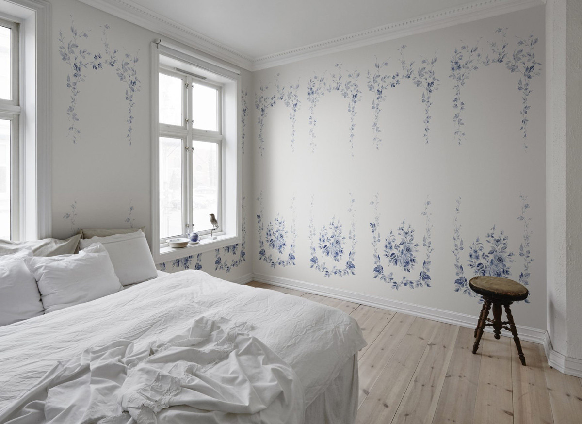 Sandberg Mural Marieberg Tapete mit floralem Muster in Blau und Weiß als Vlies-Tapete - Bild 1