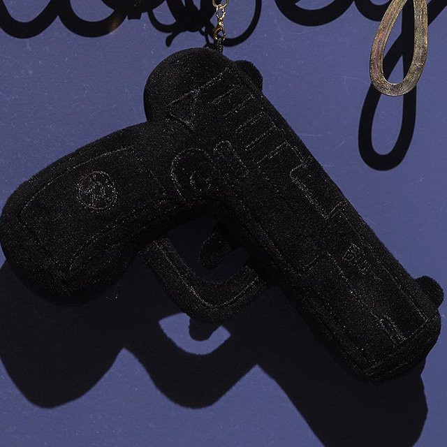 Yiran toy Mini-Pistole, Stofftier, Schlüsselanhänger, Schwarz - Bild 1