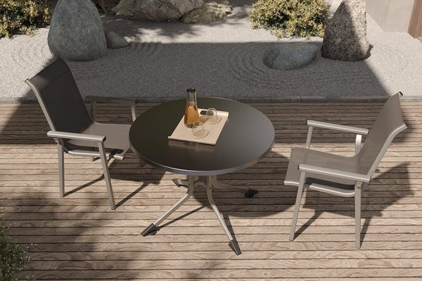 Kettler BasicPlus Pro Balkon-Set aus Aluminium und Textilene in Silber/Anthrazit mit rundem Klapptisch Durchmesser: 100 cm und 2 Stapelsesseln