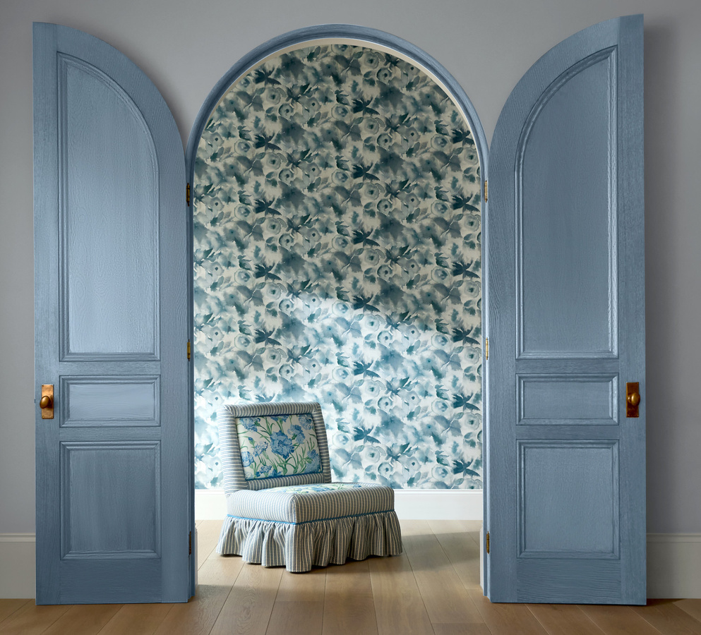 Harlequin Tapete Flores in Cornflower, First Light und Denim – Florales Vliesdesign in Blau - Bild 1