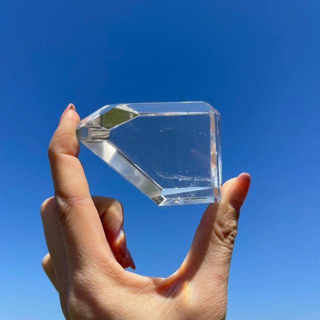 CrystalHola Natürlicher Quarz-Kristall in Freiform, Transparente Dekoration aus organischem Stein - Bild 1