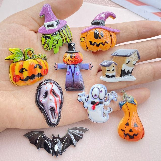 10 Stück TSXJY Halloween Schmuck-Set mit Kürbis, Geist und Fledermaus in bunt, Harz-Dekoration für DIY Haarnadeln und Haargummis - Bild 1