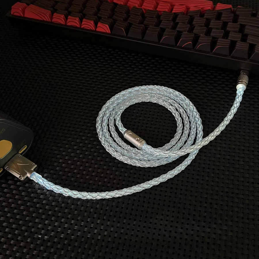 BOHCHONG USB Typ-C Ladekabel mit weißem Licht und magnetischer Schiebeschnalle für Gaming-Tastaturen in Weiß und Rot - Bild 2