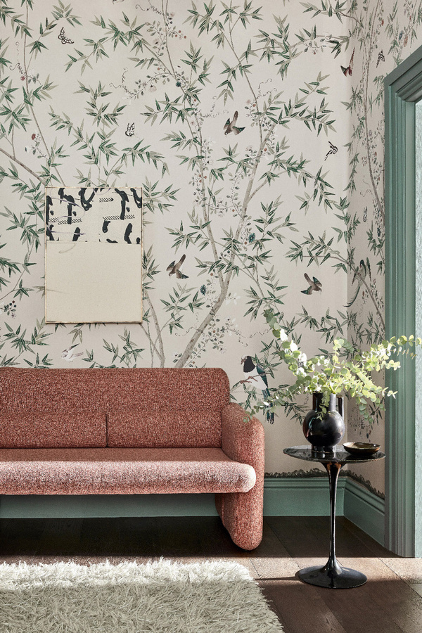 Little Greene Mural Belton Scenic Tapete in Oyster mit floralem Naturmotiv und Tieren in Multicolour und Grau - Bild 1