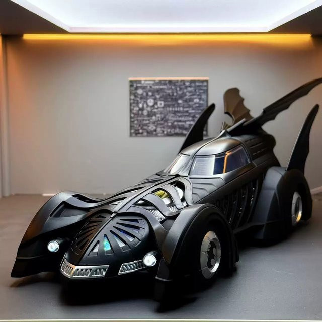 MAKEDA Batmobil 1995, Spielzeug Sportwagen, 1:18, Metall, Spray Funktion - Bild 1