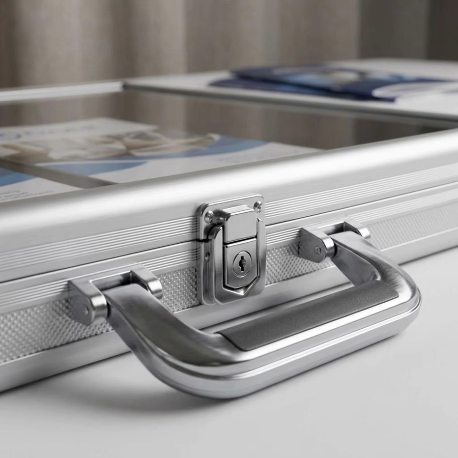 Tragbare Kartenpräsentationsbox aus Aluminium in Silber mit transparentem Acryl-Display und Schloss zur Schmuckaufbewahrung - Bild 3