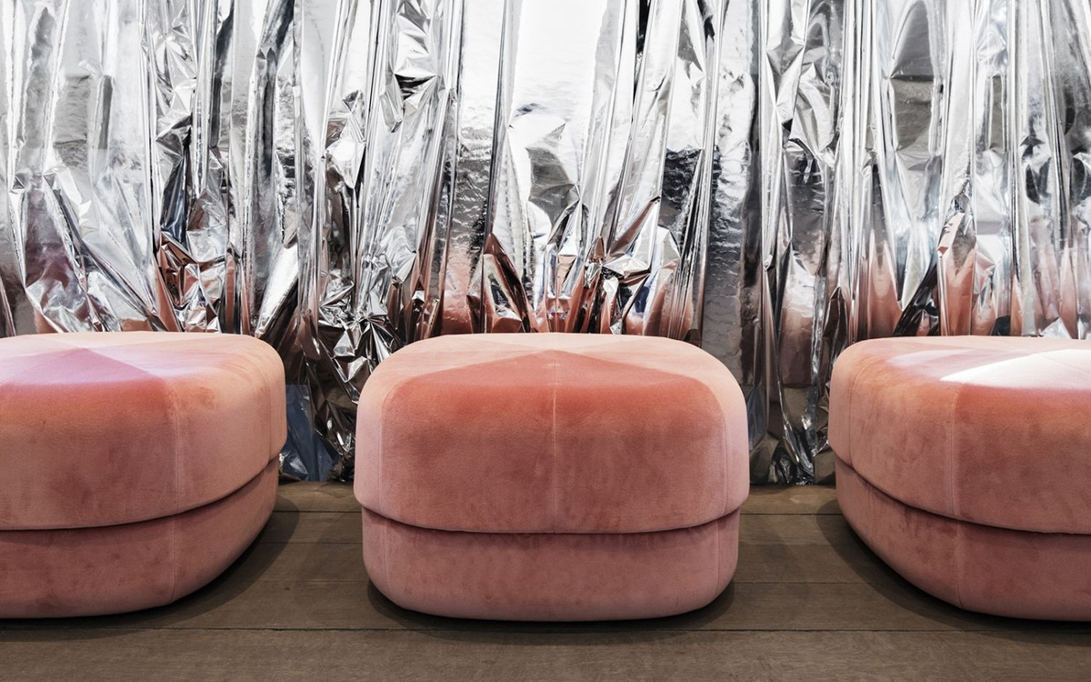 Normann Copenhagen Circus Hocker in Pink mit Veloursstoff - Bild 2