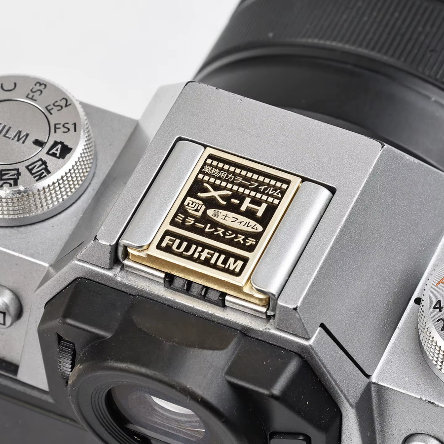 Fujifilm Messing-Blitzschuhabdeckung in Gold als staubdichte Schutzkappe für Kamera-Zubehör - Bild 2