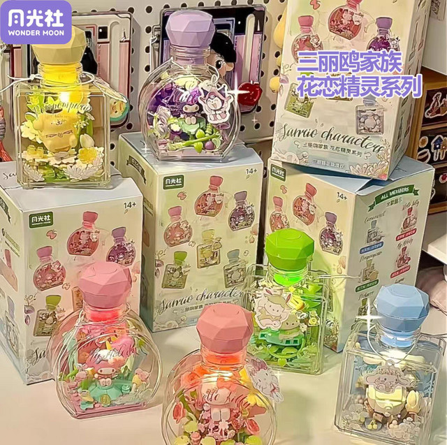 Sanrio Blindbox Modellbausteine Parfümflaschen mit Lichtornamenten Hello Kitty Kuromi Pochacco Multicolor - Bild 1