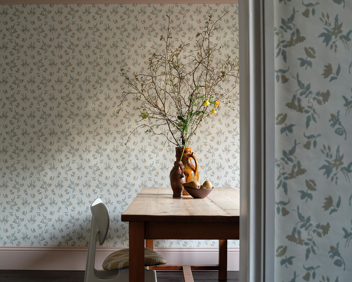 Farrow & Ball Tapete mit floralem Botanical-Design in Beige, Blau und Multicolour - Bild 1