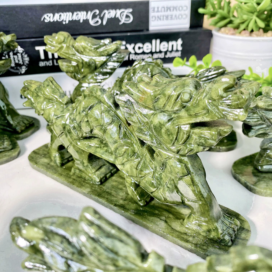 Natürlicher Xiuyan-Jade-Drache aus grünem Kristall als dekorative Edelstein-Schnitzerei - Bild 2