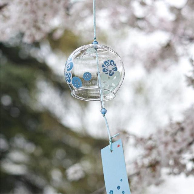 Handgemachte japanische Windglocke aus Glas mit Sakura-Kirschblütenmuster in Grau - Bild 1