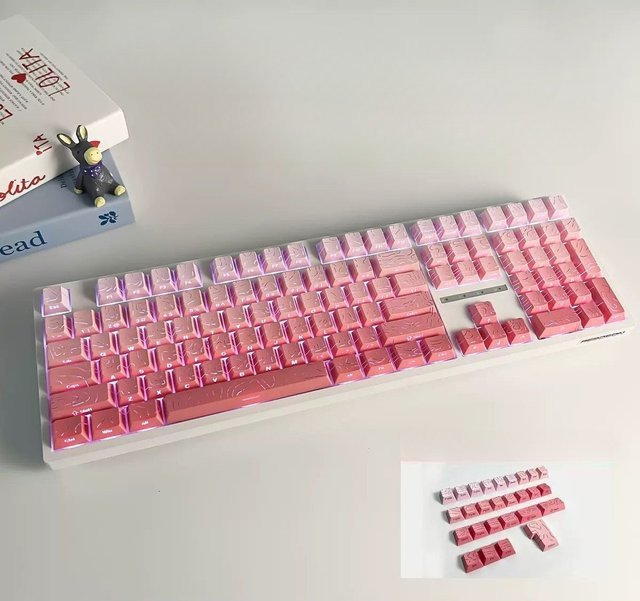 Personalisierte PBT-Tastenkappen im Cherry-Profil mit seitlicher Gravur und Farbverlauf in Schwarz und Pink - Bild 1