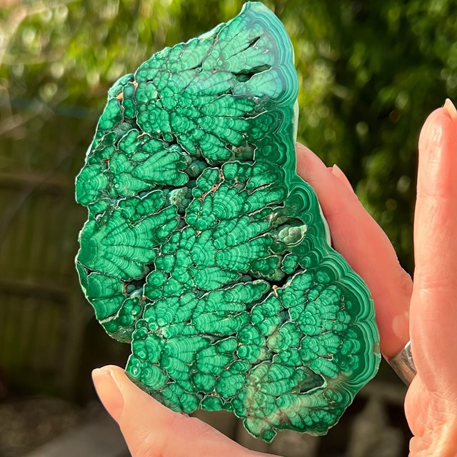 One Crystalhola Malachit-Scheibe in Grün mit organischer Marmorstruktur für deine Dekoration oder Schmuckherstellung - Bild 1