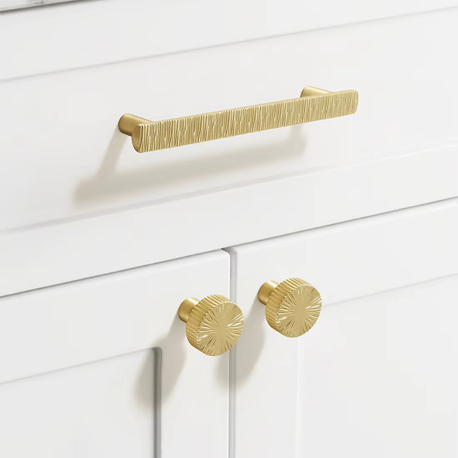 YUTOKO Moderner Schrankknopf in Gold im französischen Stil mit unregelmäßigem Kreisdesign und Halbmondform als handgefertigter Küchengriff - Bild 2