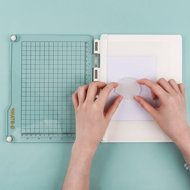 Transparente Stempelplattform aus Kunststoff mit rutschfesten Füßen und Gitter zur präzisen Stempelpositionierung, B/T/H: 51,56 x 23,62 x 1,78 cm - Bild 1