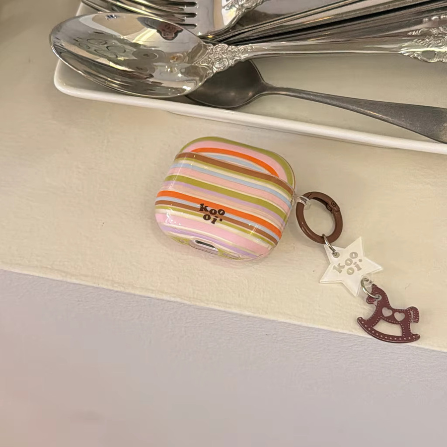 Stoßfeste Schutzhülle für Apple AirPods 1, 2, 3, 4 und Pro 2 mit buntem Patchwork-Streifen-Design und Holzpferd-Anhänger, Multicolor - Bild 6
