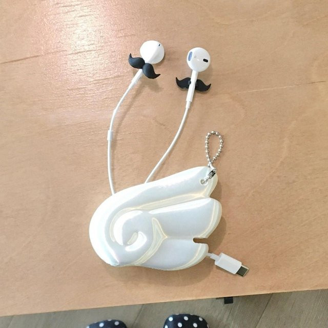 3D-Flügel-Silikon-Kabelorganizer für Kopfhörer in Weiß als stoßfeste Aufbewahrungshülle und niedlicher Taschenanhänger - Bild 1