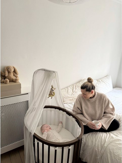Stokke Sleepi Mini Bundle mit Umbausatz, 2 Matratzen, Spannbetttüchern, Himmelstange und Himmel in Braun aus Buchenholz - Bild 1
