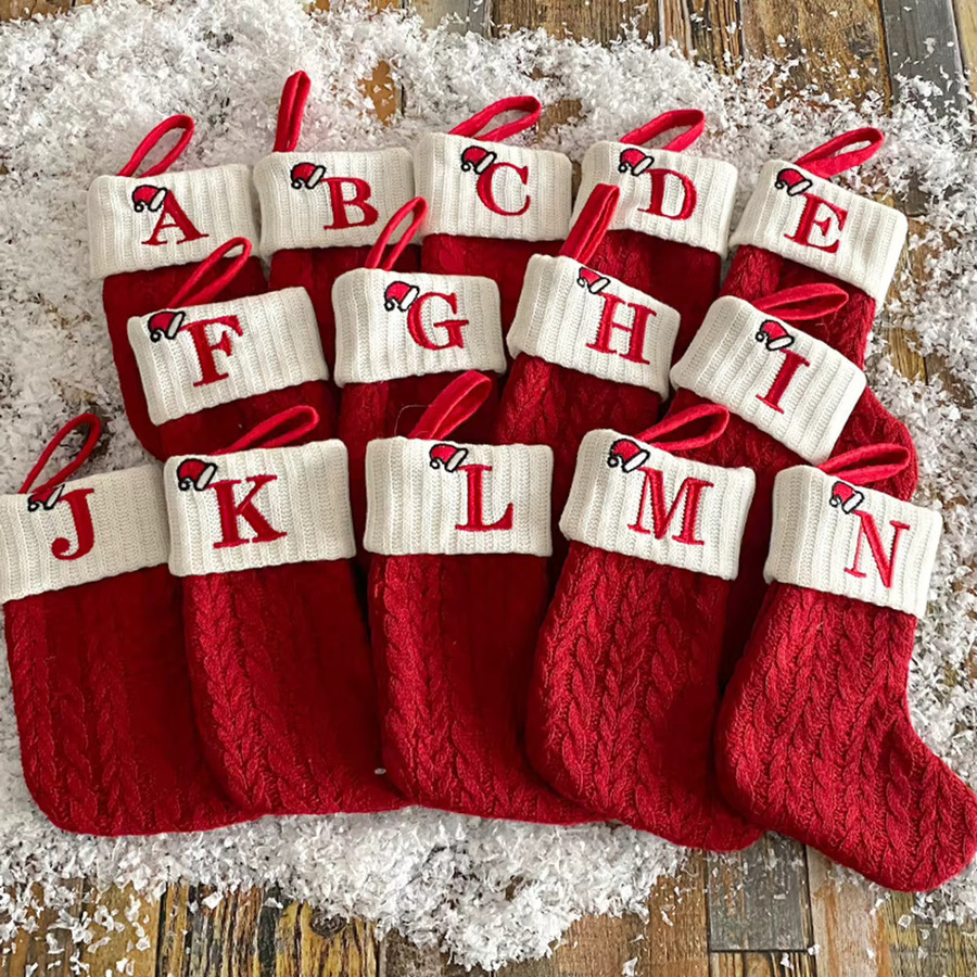 Personalisierter Weihnachtsstrumpf aus Textil in Rot mit individuellen Buchstaben als Kamin-Hängedekoration - Bild 2