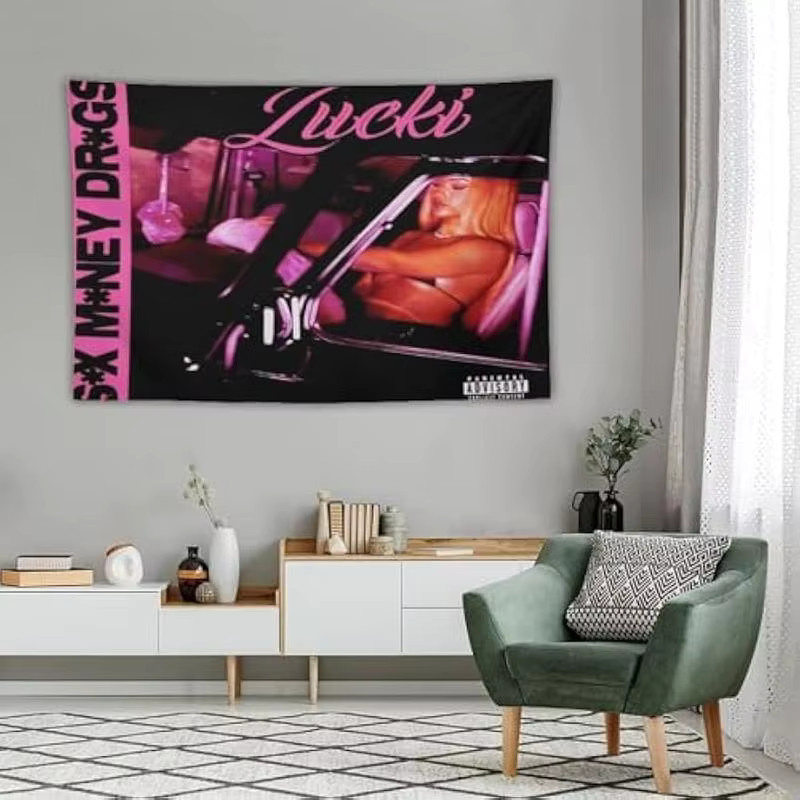 VIKAMA Lucki Album-Cover Wandteppich in Schwarz-Rosa, Hip-Hop Wandbehang für dein Schlafzimmer oder Wohnheim, B: 50 cm, H: 50 cm - Bild 3