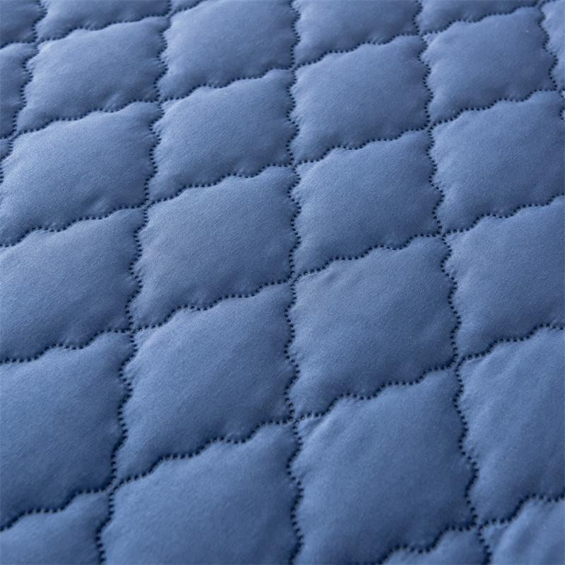 Wasserdichte Matratzenauflage mit 2 Kissenbezügen in Blau, Gestepptes Design aus Polyester, B/T: 180 x 200 cm - Bild 1