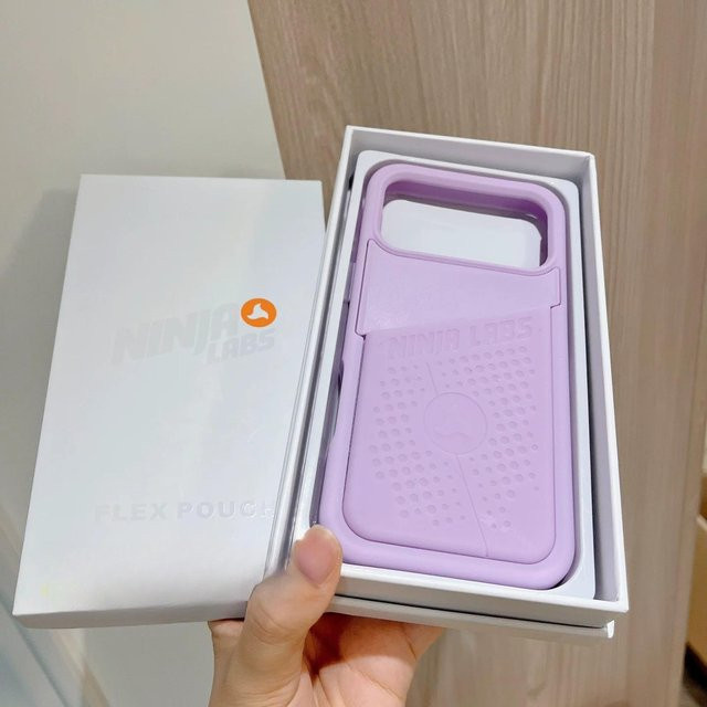 Ninja Labs Silikon-Handyhülle mit Kartenhalter und Kosmetiktasche für iPhone 17 Pro Max, 16, 15, 14, 13 in Purple - Bild 1