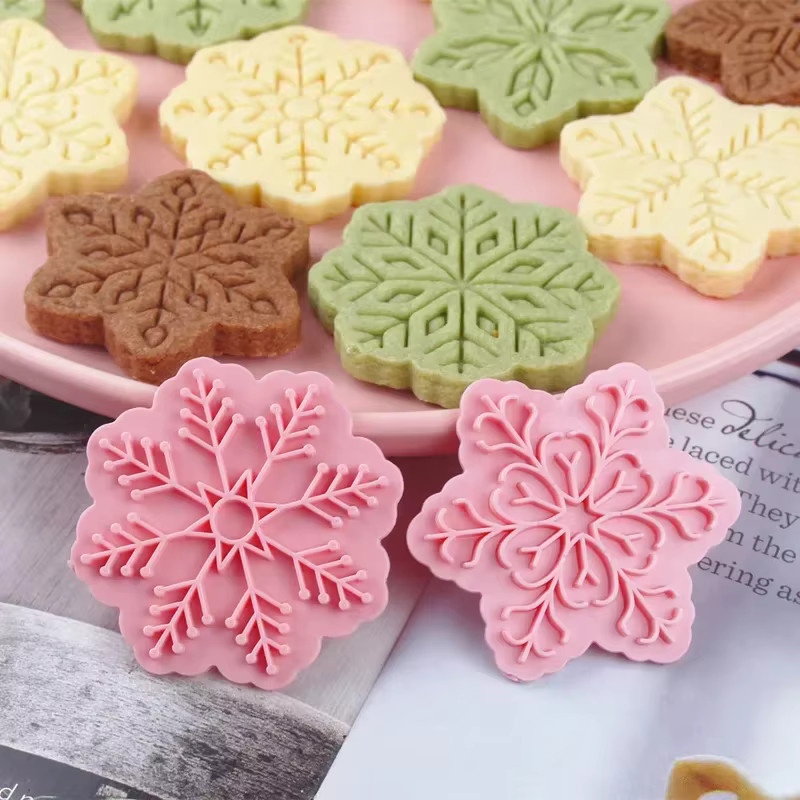 JUSTINLAU Weihnachtliche Cookie-Ausstecher Schneeflocken-Form aus Kunststoff in Pink zum Backen - Bild 2