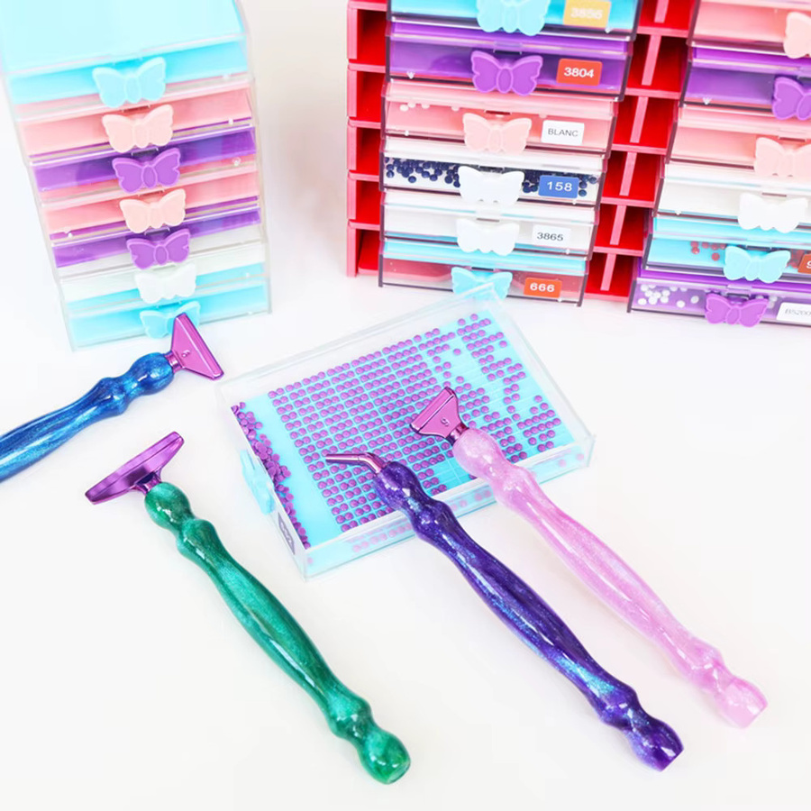 TAKEWEALTH DIY Diamantmalerei Werkzeug Set mit Harz-Punktbohrern, Ersatz-Metallstiftheden in Lila und Pink sowie Klebeton für Kunsthandwerk - Bild 3