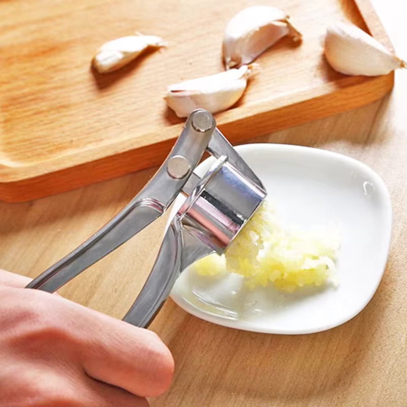 YOCITY Knoblauchpresse aus Zinklegierung und Edelstahl in Silber, manueller Knoblauch-Zerkleinerer für Gemüse und Ingwer - Bild 3