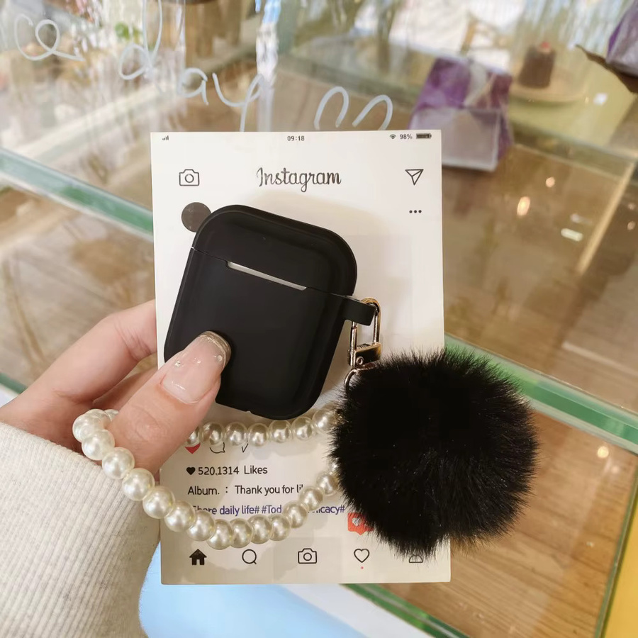 Silikon Schutzhülle für Apple AirPods Pro 1, 2 und 3 mit flauschiger Pom-Pom-Perlenkette in Schwarz - Bild 4