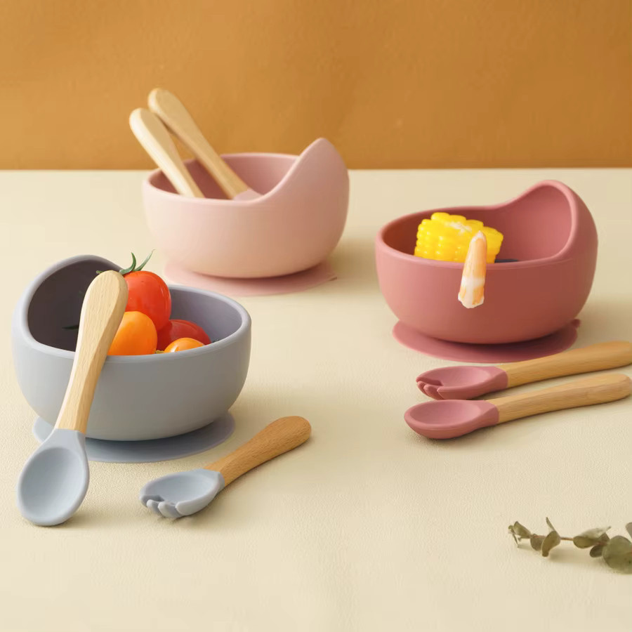 3-teiliges Baby Fütterungsset aus Silikon mit Saugschüssel und Holzbesteck - Bild 5