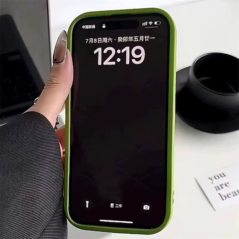 Stoßfeste Silikon-Handyhülle für Apple iPhone in den Farben Braun und Grün - Bild 3