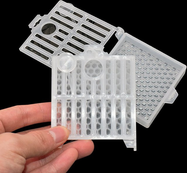 Quadratischer Bienenköniginnen-Käfig von Adhere To Fly in Weiß und Transparent für den Postversand von Bienenköniginnen und als Imkerwerkzeug - Bild 1