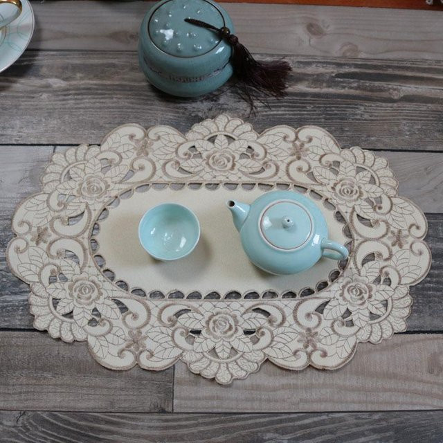 Ovales Tischset aus Satin mit Blumenstickerei von Yiran Furniture in Grau, B/T: 43 x 28 cm - Bild 1