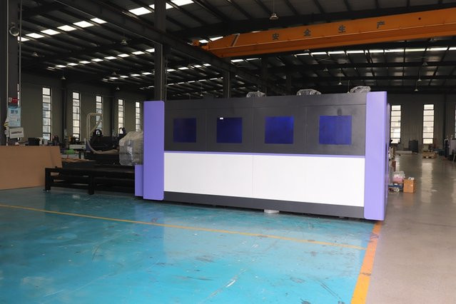 ACCTEK Industrielle Faserlaser-Metallschneidemaschine 3015 mit 6000 Watt und voll geschlossener Austauschplattform - Bild 1