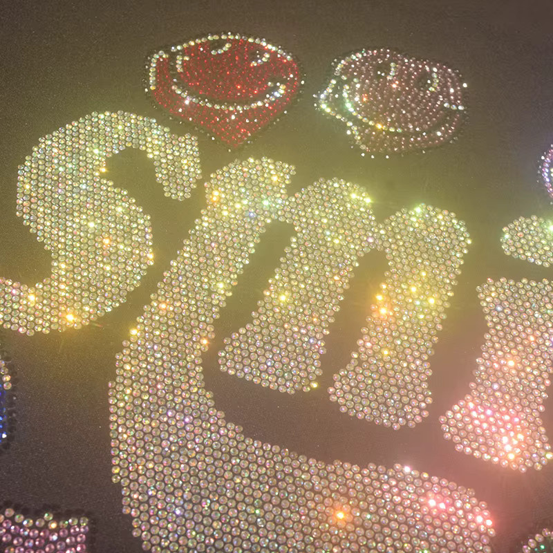 Bunter Graffiti-Strass-Wärmeübertragungsaufkleber Sparkling Smile in Multicolour für Textilien und kreative Dekoration - Bild 3