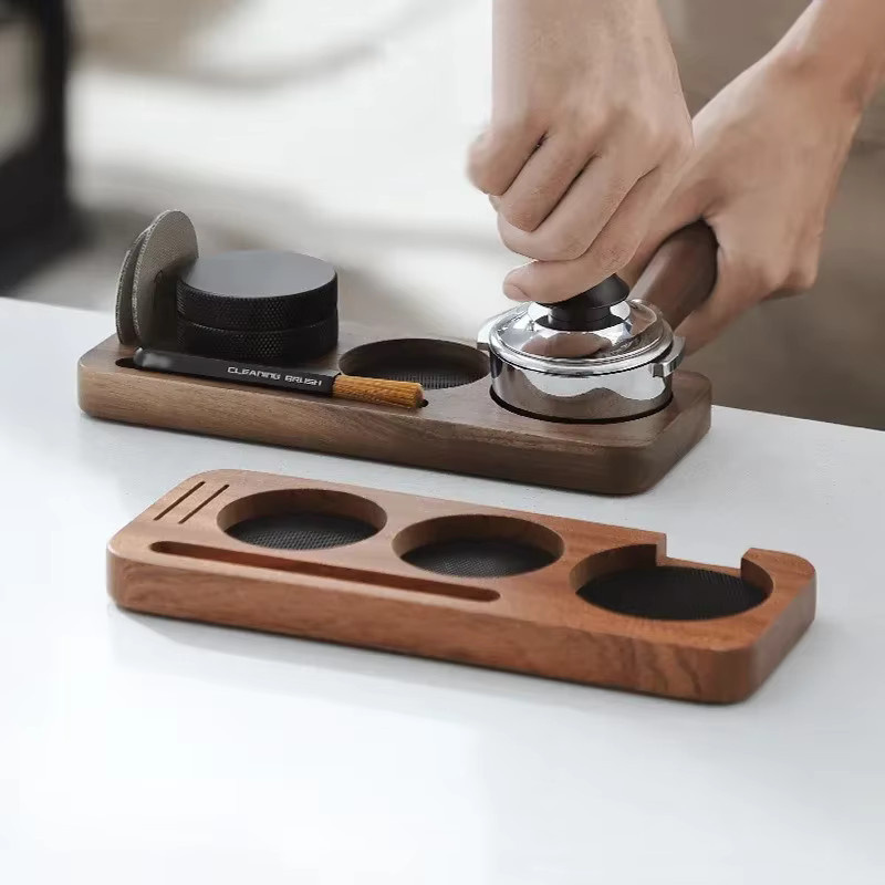 JUSTINLAU Kaffee Tamper Station aus Holz in Braun mit Pinsel und Siebträger Halter für 51mm, 53mm oder 58mm - Bild 1