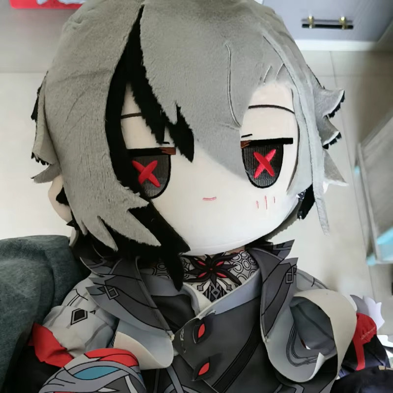 MiHoYo Genshin Impact Arlecchino Der Nar Plüschpuppe, 40cm, Sitzende Pose, Austauschbare Kleidung - Bild 3