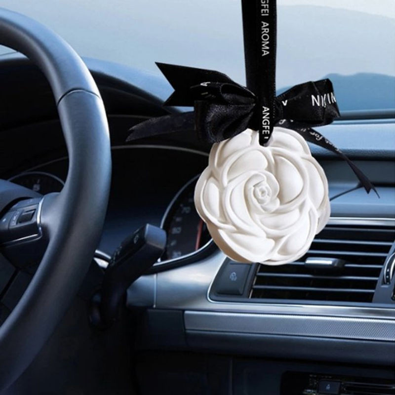 YESPLEASE Auto Lufterfrischer mit weißem Blumenparfüm und floralem Design in Weiß - Bild 1